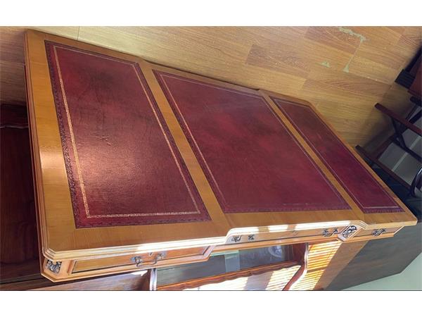 ~/upload/Lots/38544/i7rtxsir3gjuq/LOT 35 MAHOGANY EXECUTIVE DESK_t600x450.jpg